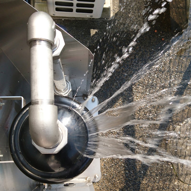 破損して漏水したセントラル浄水器